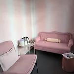 Pink Lela 酒店